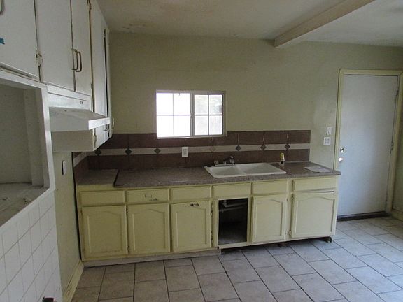 3rd image of 21883 Cottonwood Ave