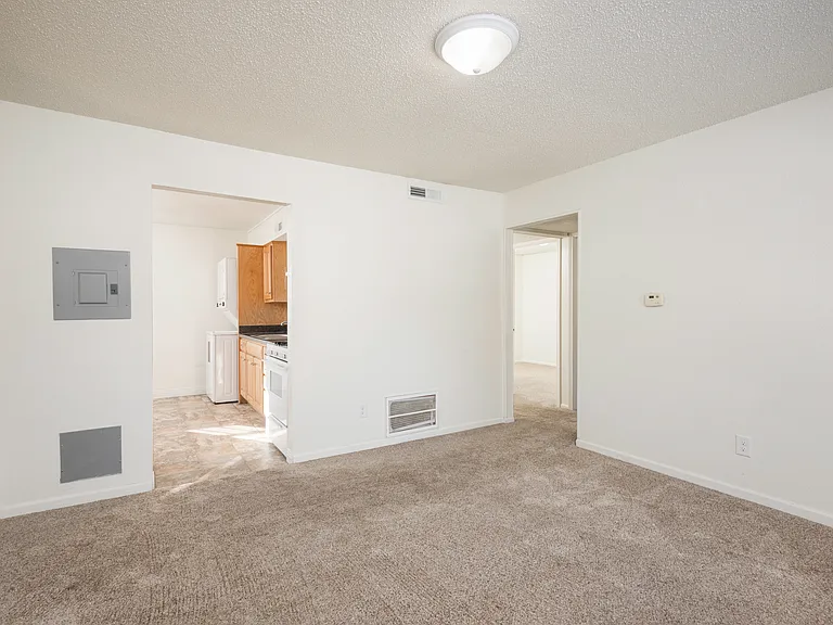 107 W Workman St #D — Photo 4
