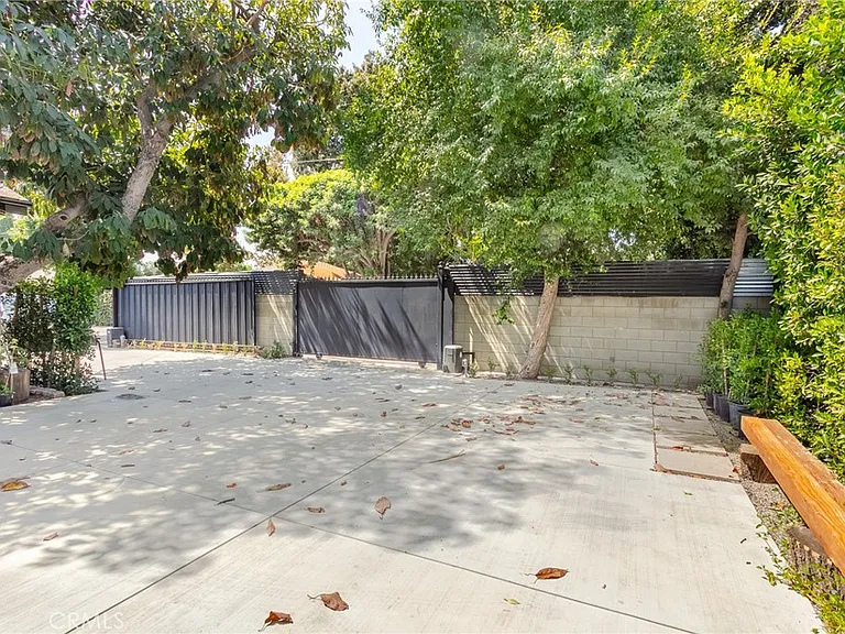 5825 Fulton Ave — Photo 35