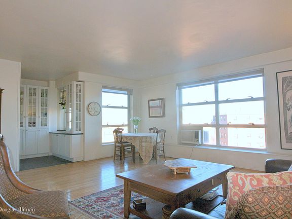 3rd image of 80 La Salle St APT 20D