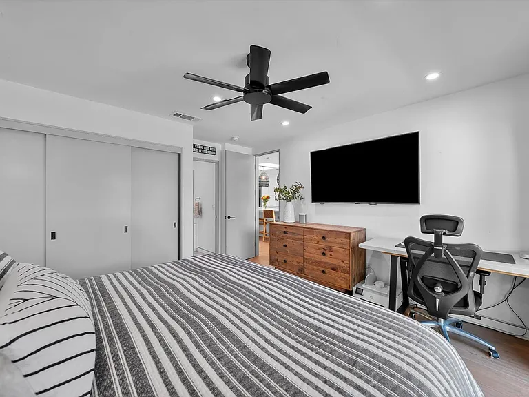 2219 Graham Ave — Photo 23