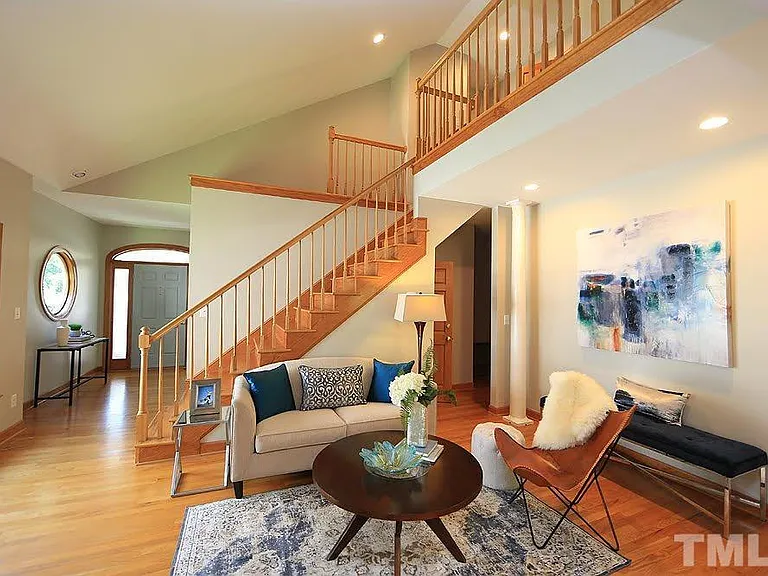 212 Columbia Pl W — Photo 3