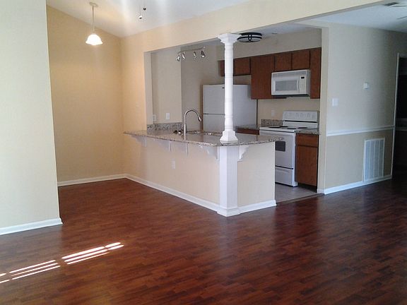 laminate floors/carpet in bedrooms