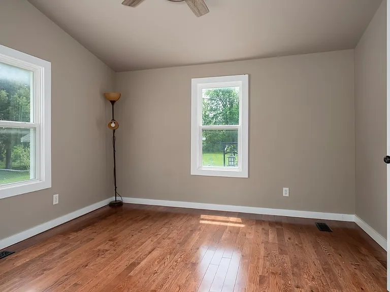 411 E North St — Photo 3