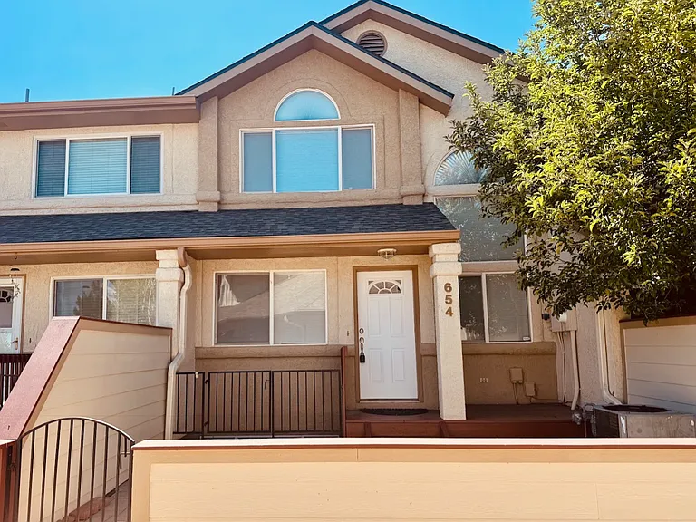 654 Ridgeview Dr — Photo 1