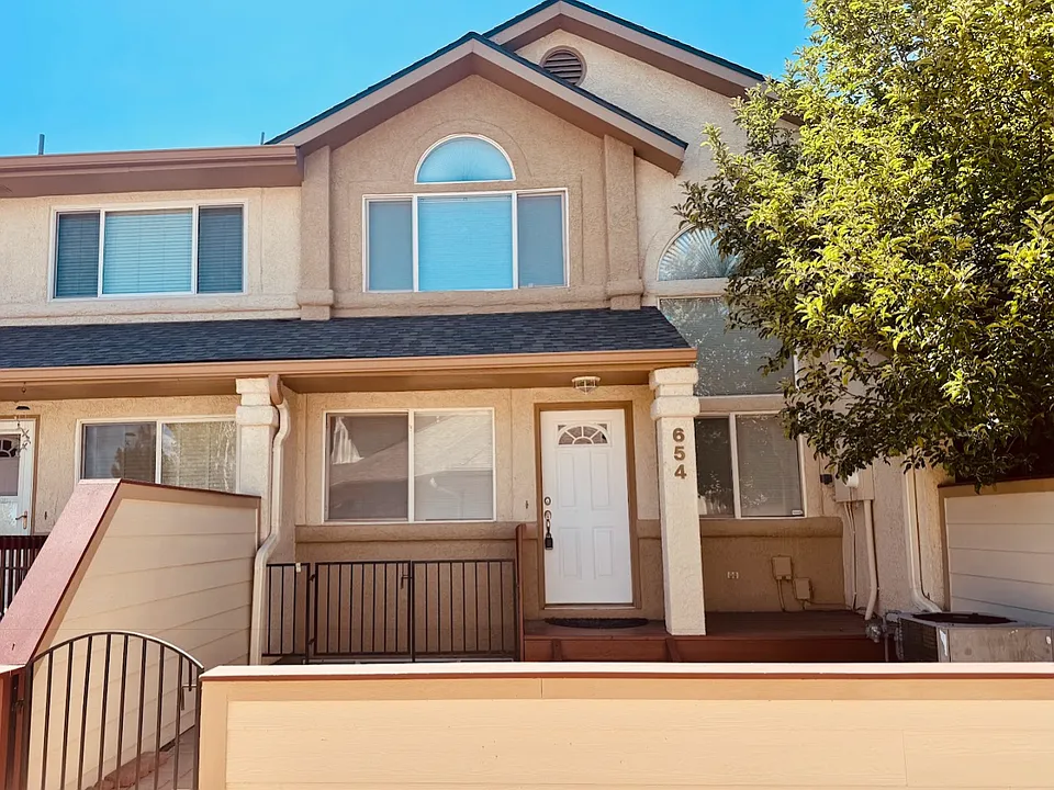 654 Ridgeview Dr