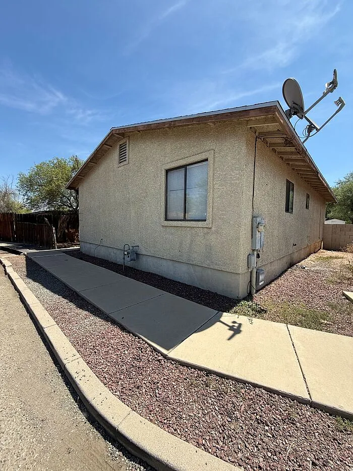 3 bed, 1.5 bath, 987 sqft, $1,000 — Photo 1