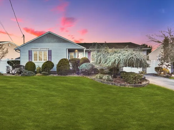 112 N Manhattan Avenue, Massapequa, NY 11758