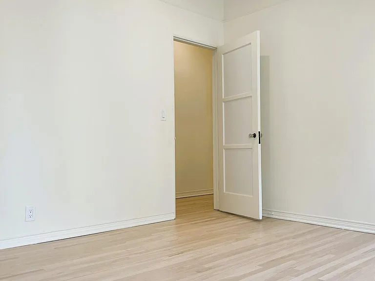 2047 N Beachwood Dr — Photo 13