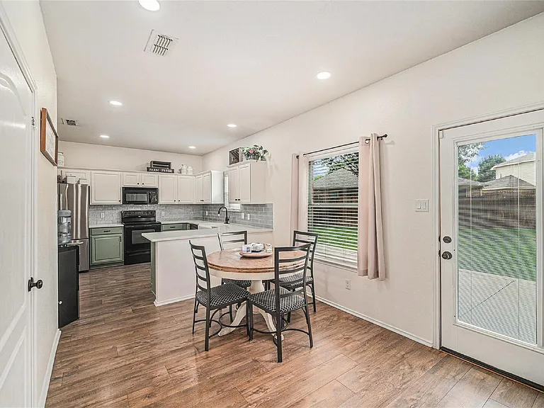 9600 Fox Hill Dr — Photo 10