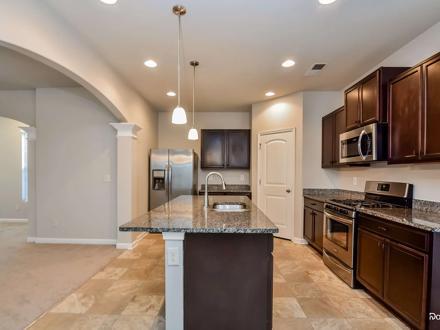 4 bed, 2.5 bath, 2172 sqft, $2,570 — Photo 4