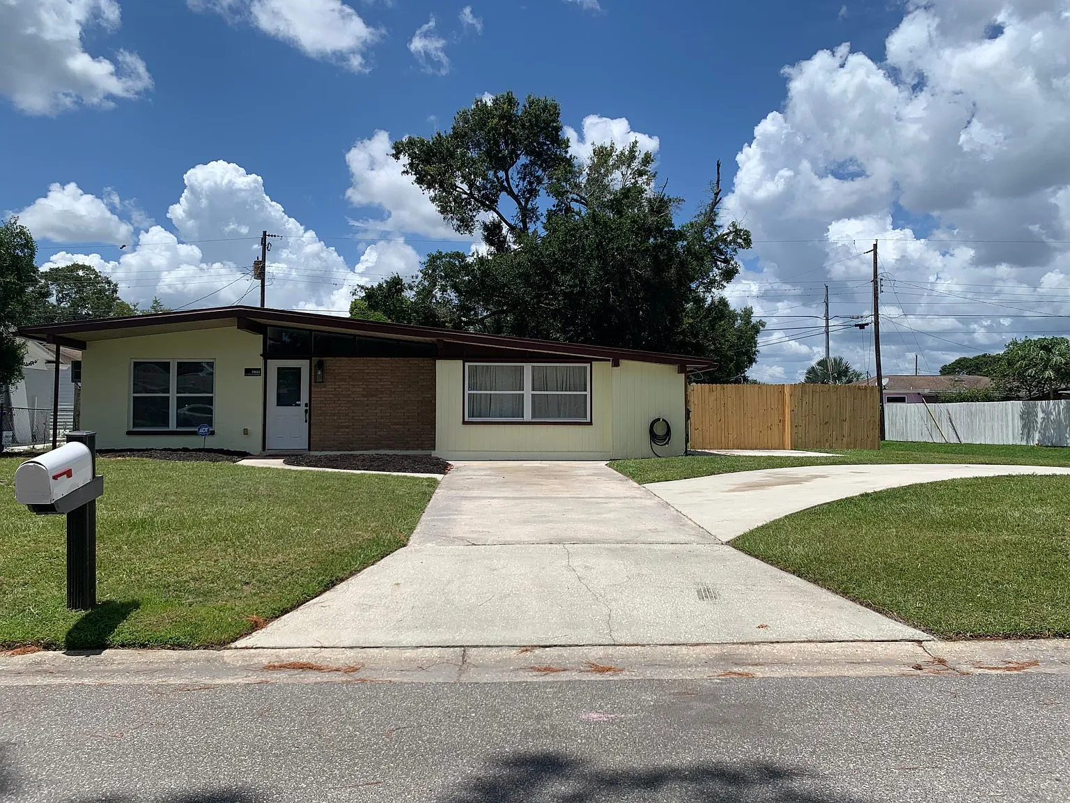 7822 N Jamaica St — Photo 2