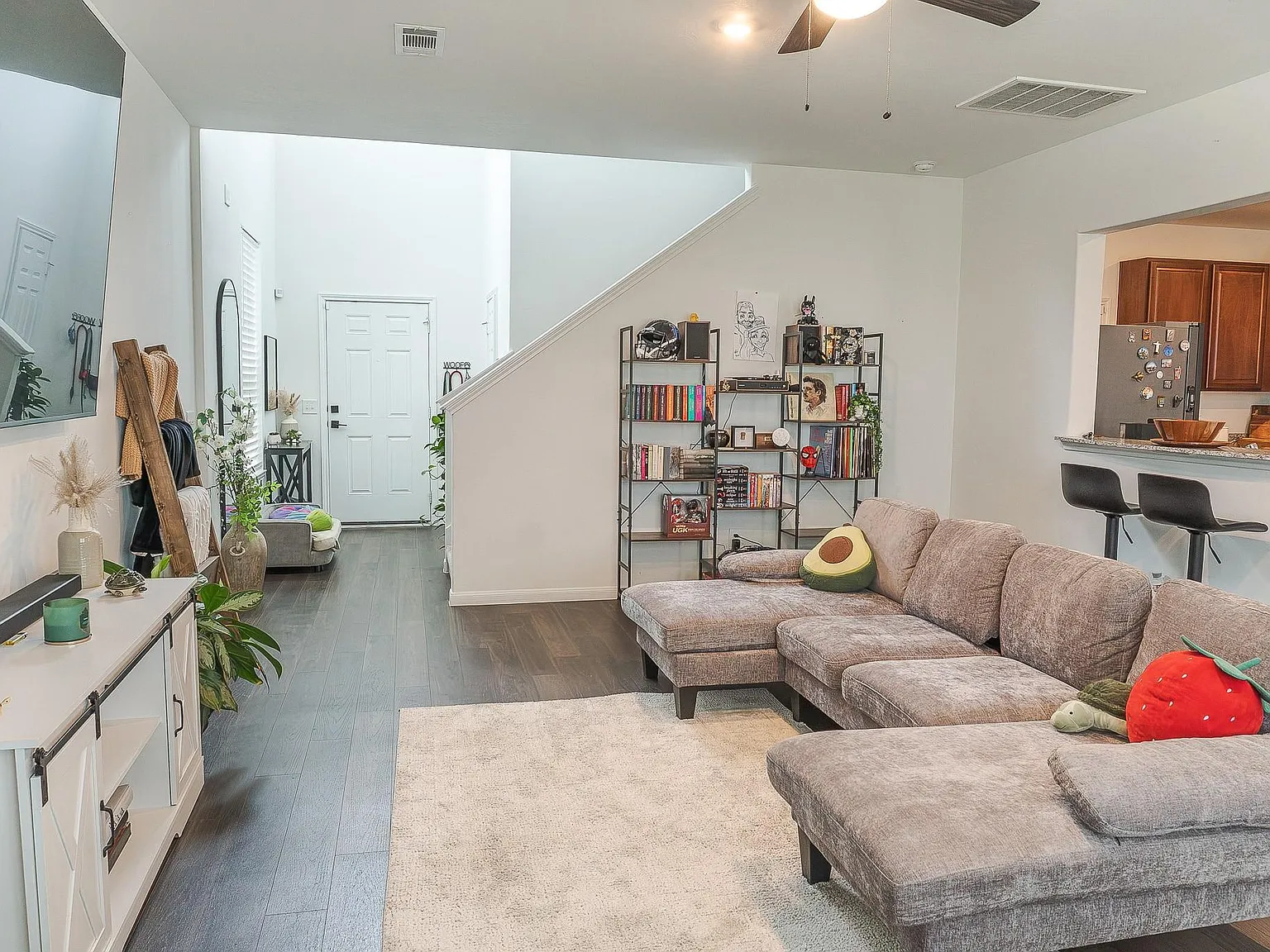 4 bed, 2.5 bath, 1977 sqft, $2,500 — Photo 1