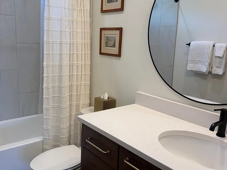 Main level full bathroom