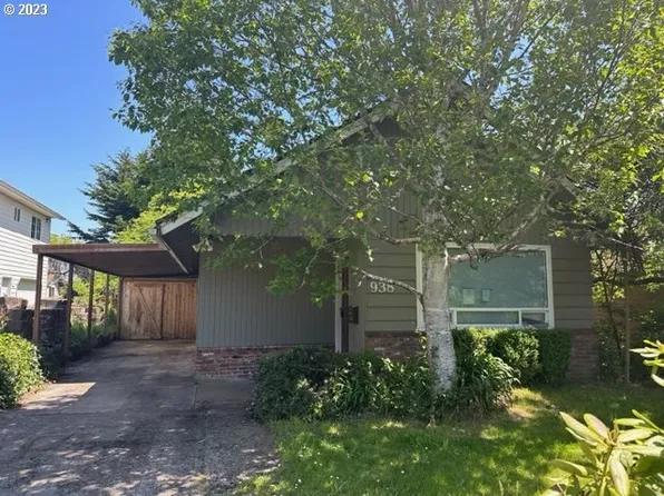 938 S 10th St, Coos Bay, OR 97420