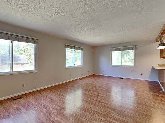 3rd image of 1464 Woodscliff Dr