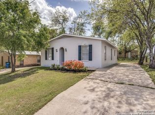 417 W Johnson St, Pleasanton, TX 78064