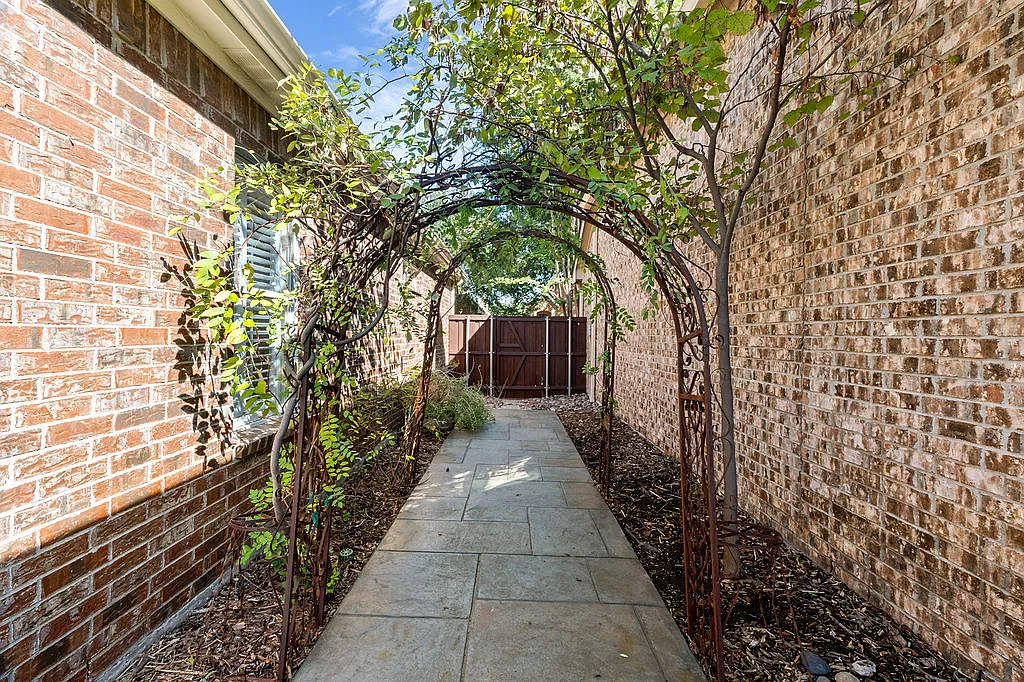 3 bed, 1956 sqft, $2,900 — Photo 2