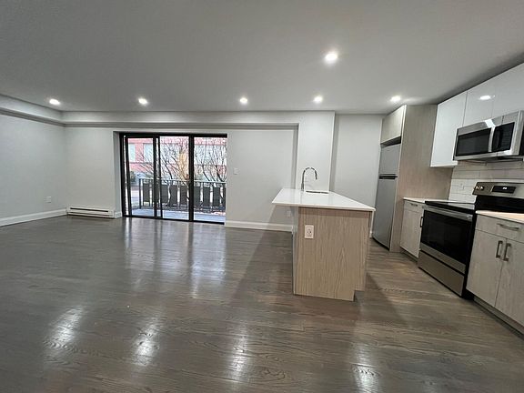 3rd image of 320 Hammond Pond Pkwy #105