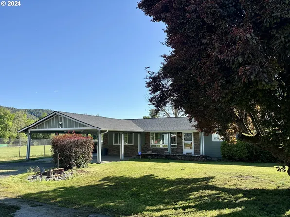 154 Park St, Riddle, OR 97469