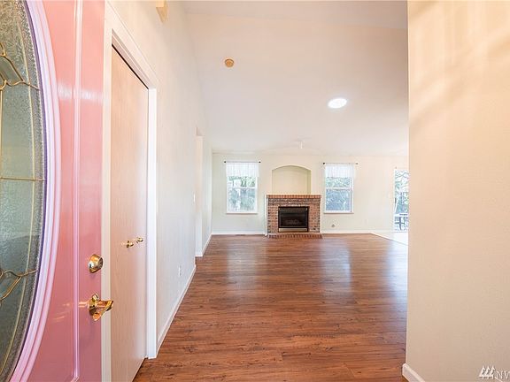 4th image of 375 Blackstone Ct