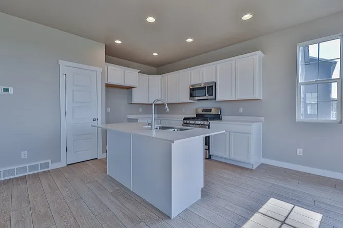 3 bed, 2.5 bath, 2558 sqft, $2,650 — Photo 2