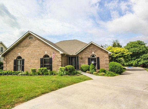 2nd image of 853 Somerset Dr