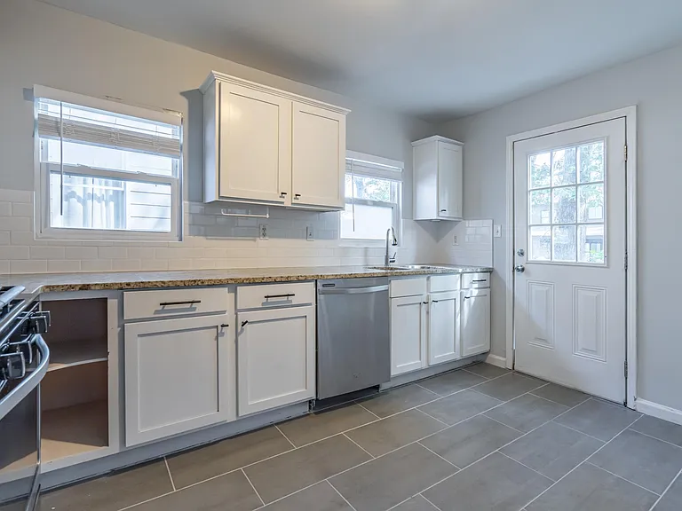 211 Sisson Ave NE — Photo 18