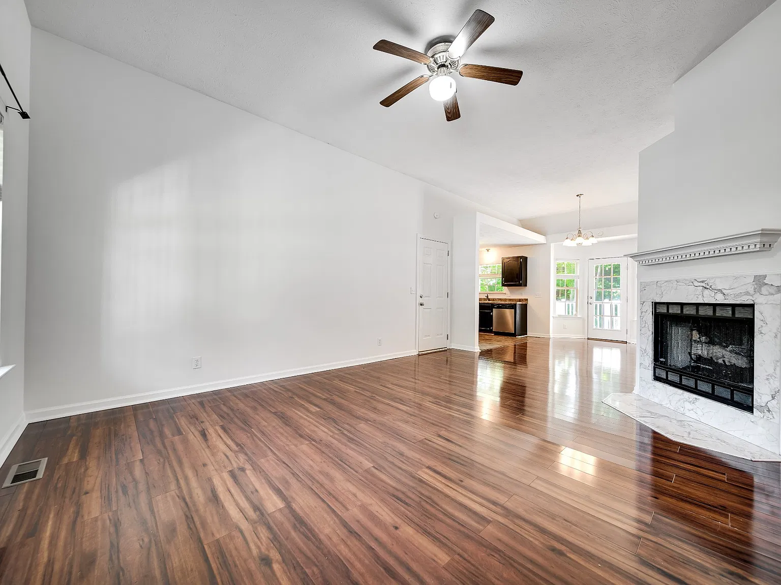 3 bed, 1358 sqft, $2,000 — Photo 3