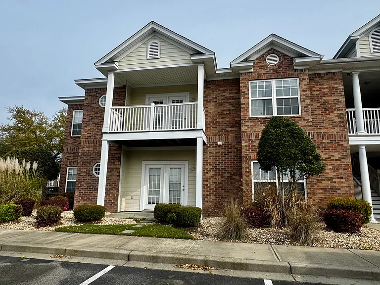 2037 Silvercrest Dr #B — Photo 1