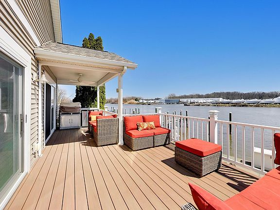 4th image of 425 Island Pointe Dr