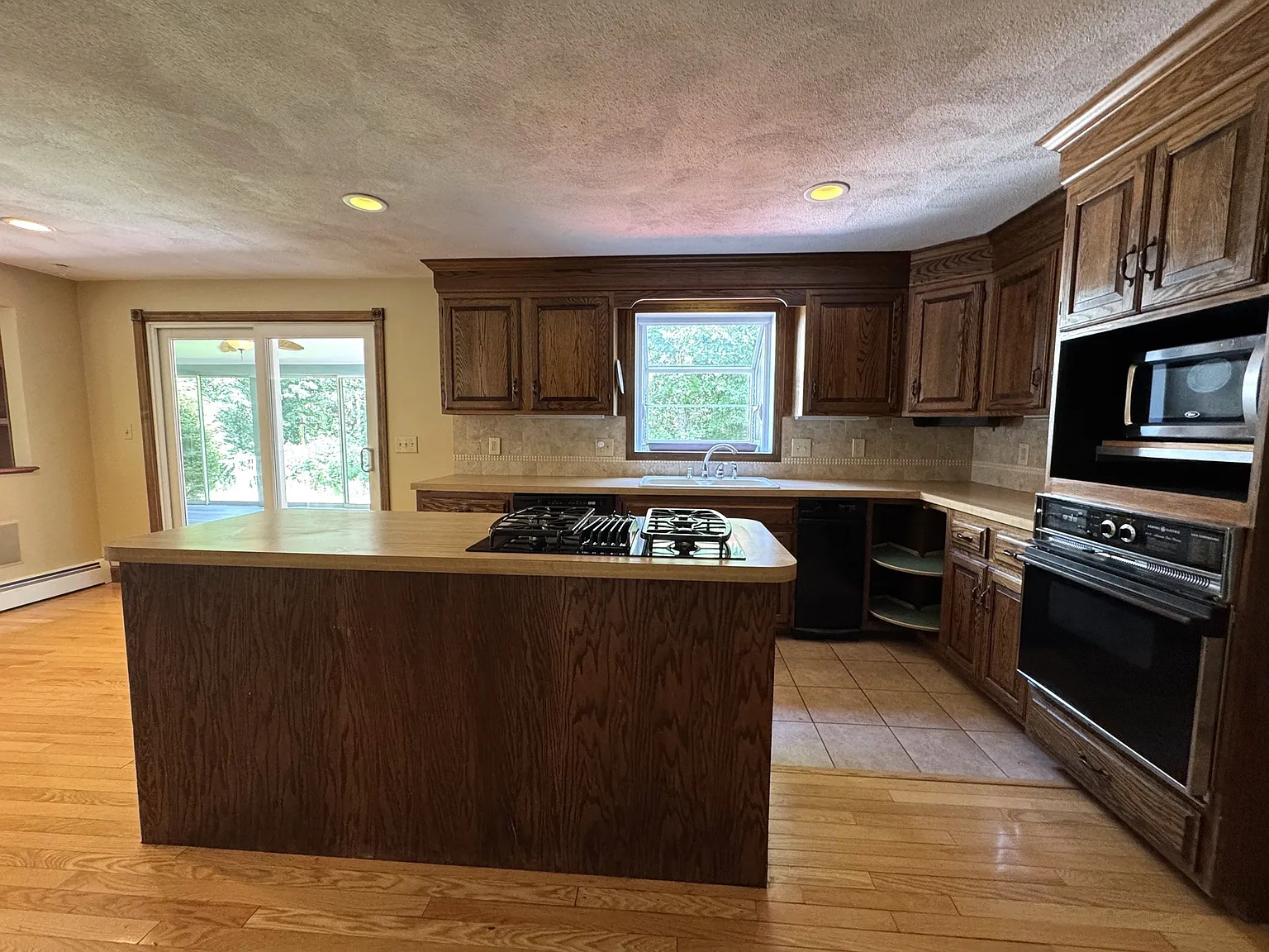 4 bed, 3.5 bath, 3659 sqft, $5,000 — Photo 3