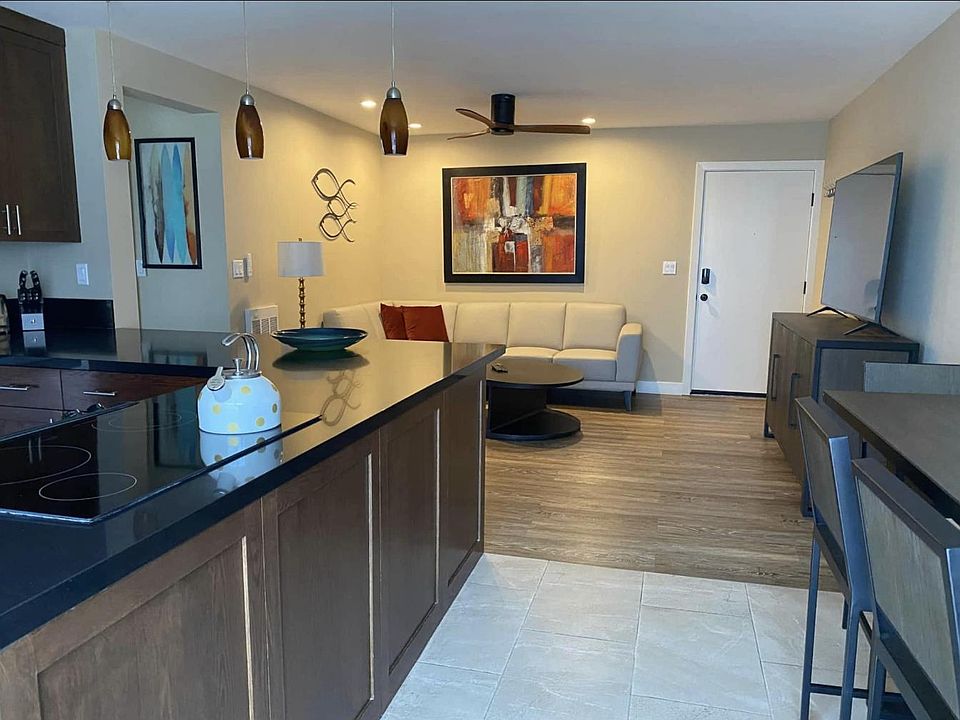 View pas the kitchen / dining area to living room
