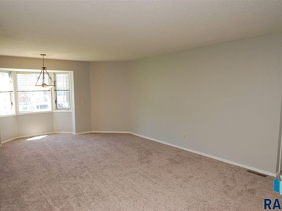 4th image of 1108 W 57th St #207B