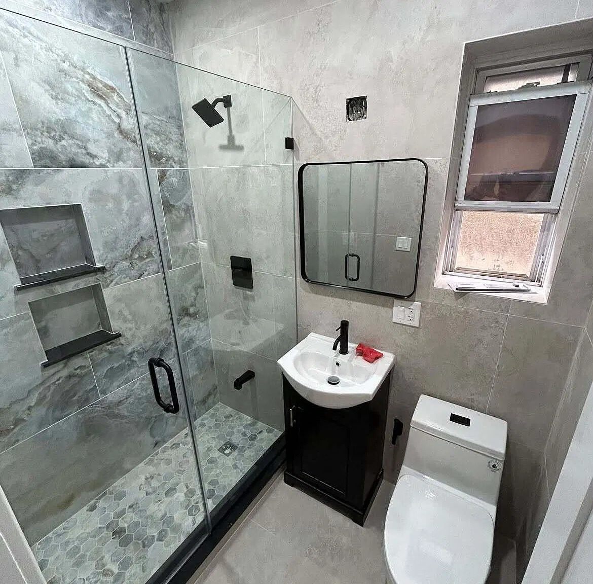 3 bed, 1.0 bath, 2400 sqft, $3,600 — Photo 4