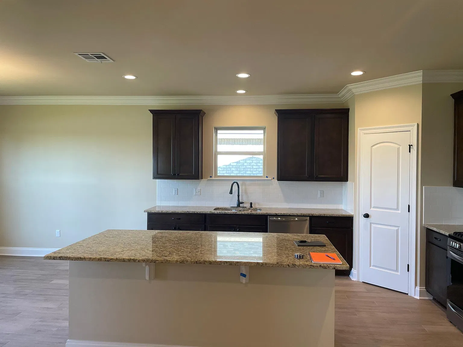 4 bed, 2204 sqft, $3,200 — Photo 2