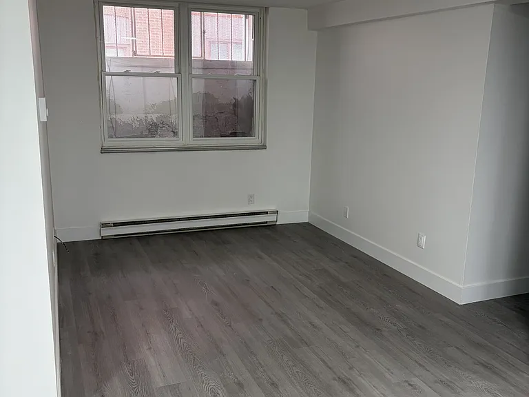 1123 Queenston Rd — Photo 5