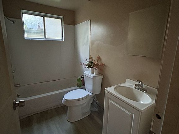 4th image of 2204 N Vernon Ave