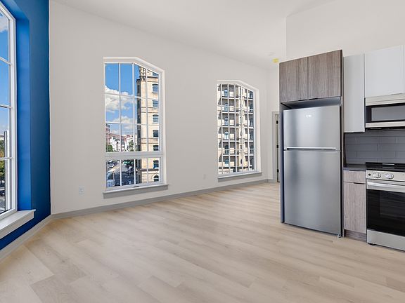 4th image of 689 N Broad St #303
