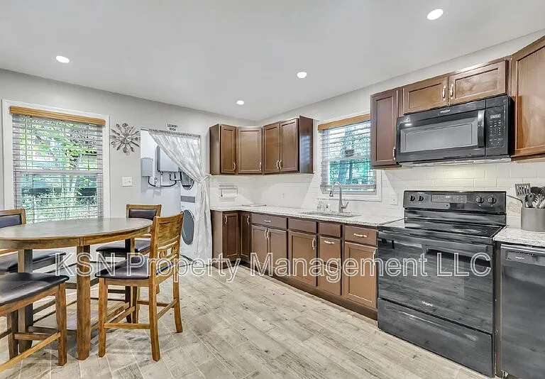 1305 E 32nd St — Photo 28