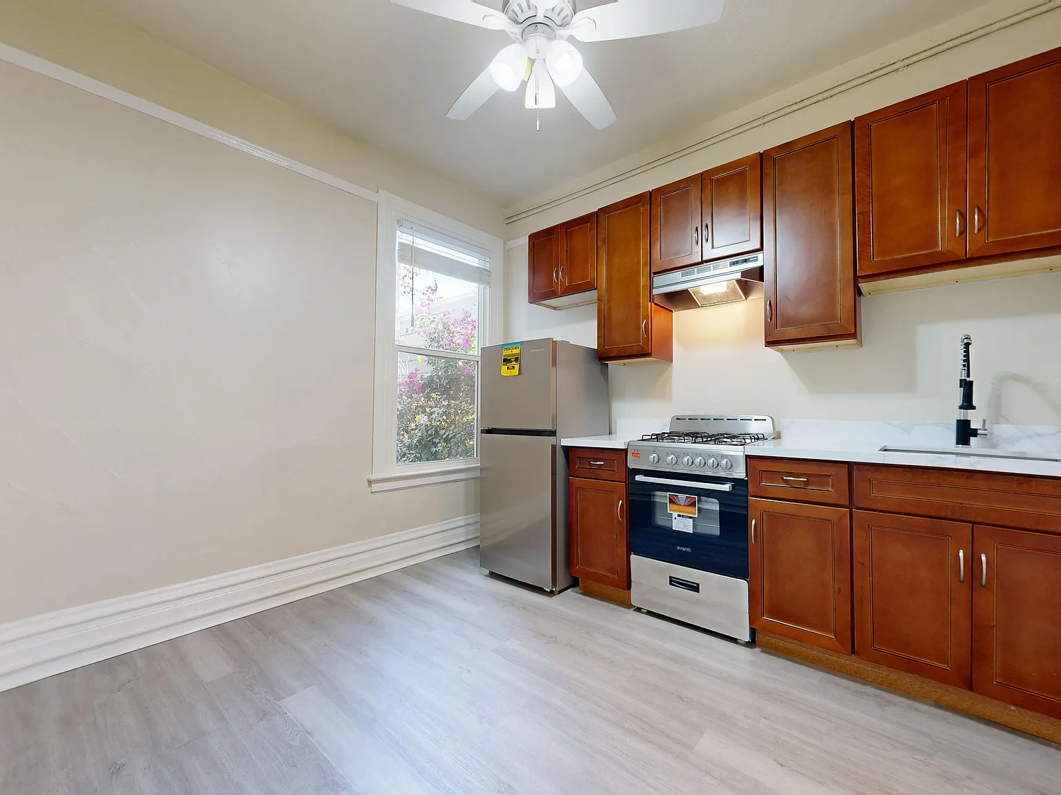 445 Octavia St — Photo 2