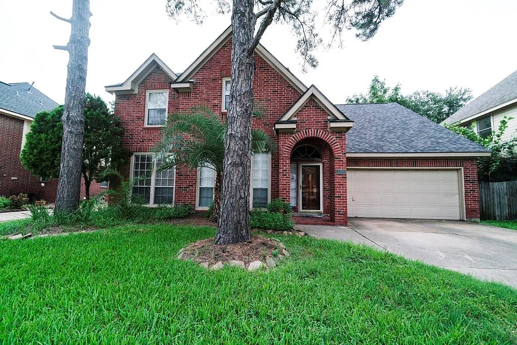 4 bed, 2.5 bath, 2216 sqft, $2,200 — Photo 2