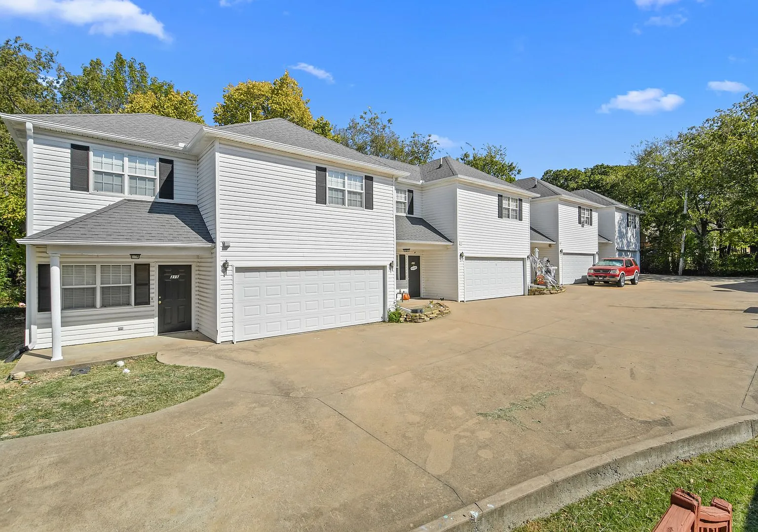 3 Bed / 2.5 Bath in a 2 Story Four Plex - Water, Lawncare, & Trash Services Included! — Photo 1