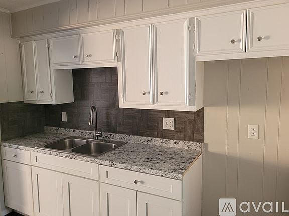 3rd image of 703 W Tyler St