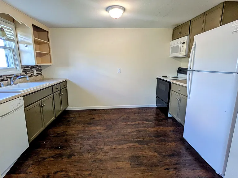 1014 S Garry Rd — Photo 4