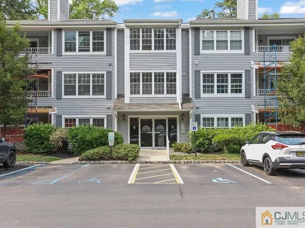 809 Meadow Ct, Helmetta, NJ 08828