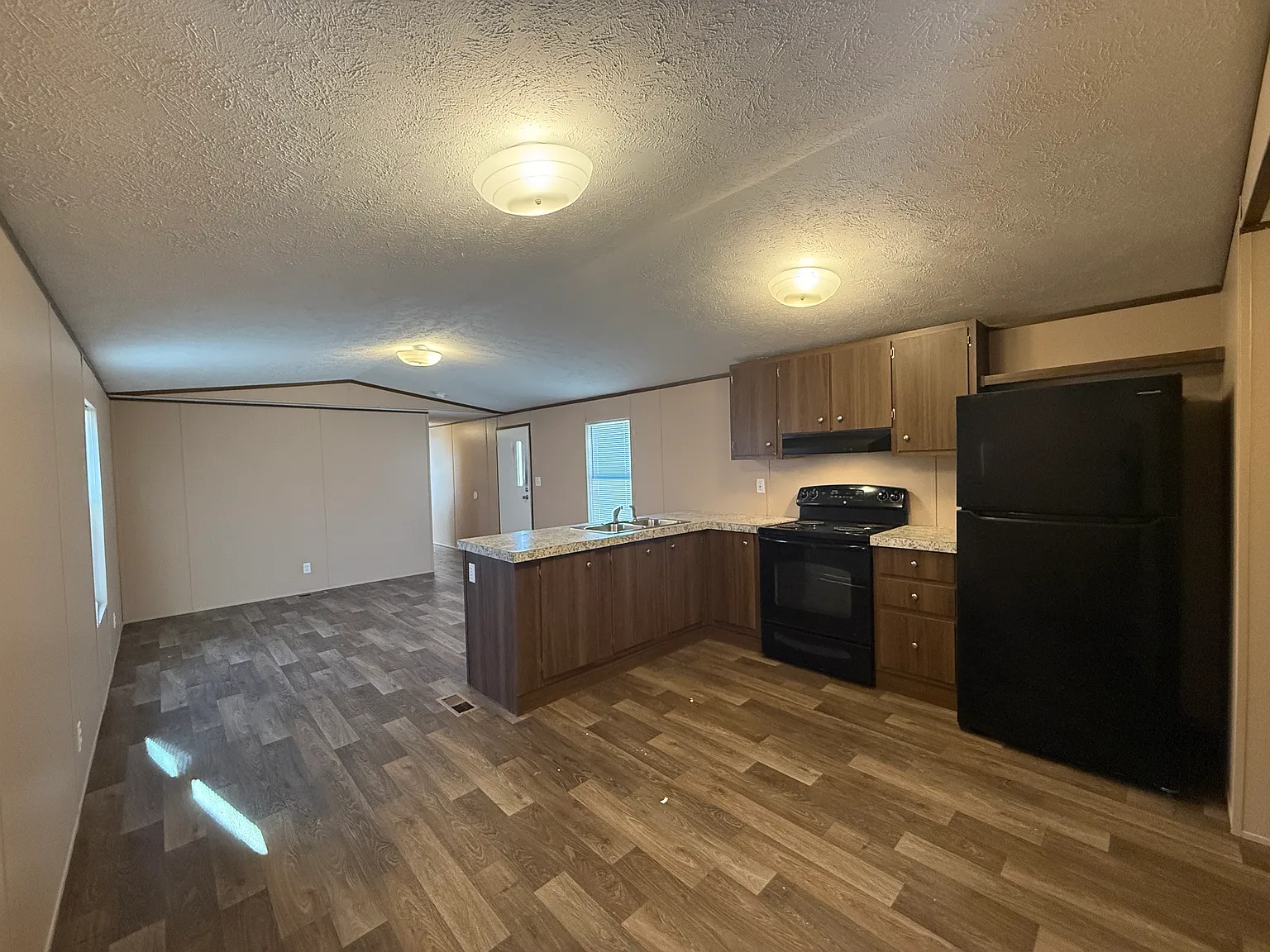 3 bed, 960 sqft, $1,550 — Photo 3