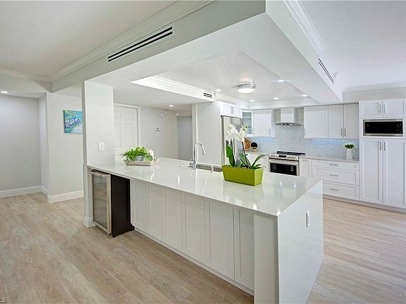 4th image of 200 Wyndemere Way S #101