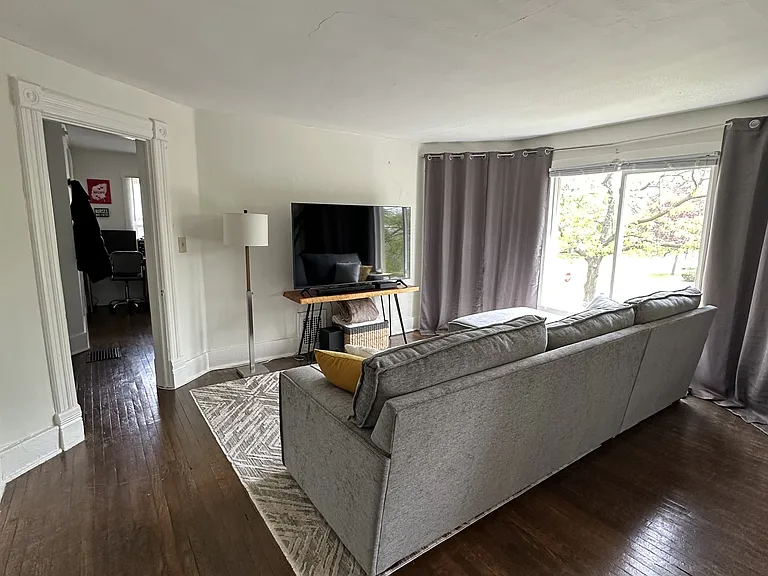 501 W Green St #3 — Photo 3