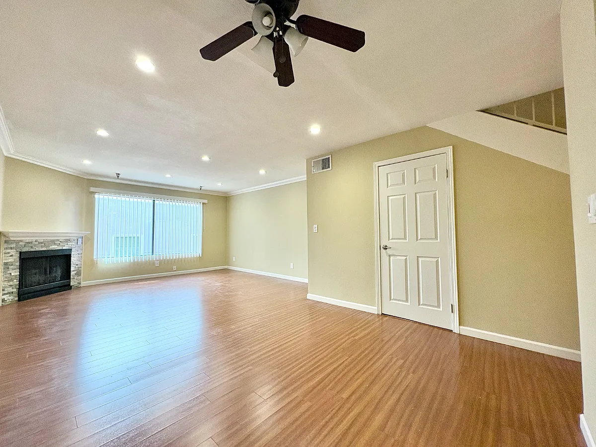 Building Photo - 14544 Burbank Blvd #101
